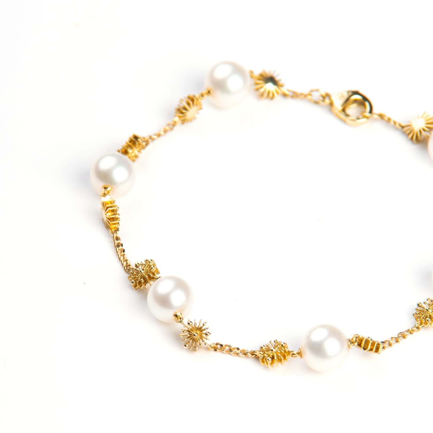 nb_soleil_pearl_yellow_gold_bracelet_side